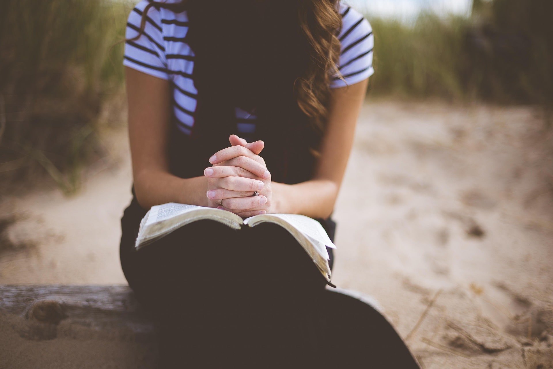 Mädchen mit einem Buch auf den Beinen