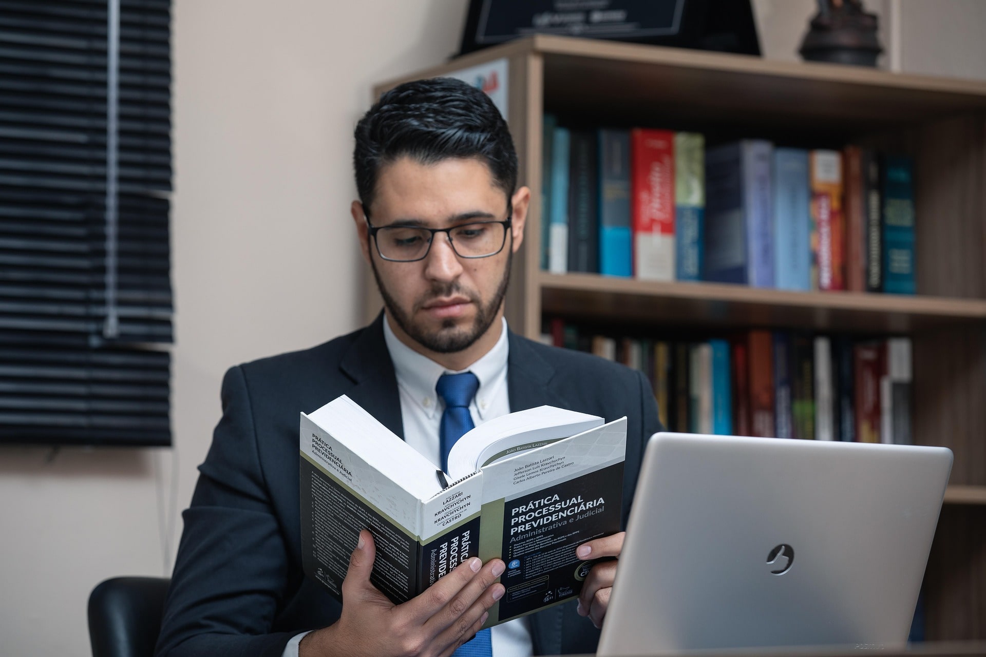 Konzentrierter Anwalt mit einem Buch in der Hand