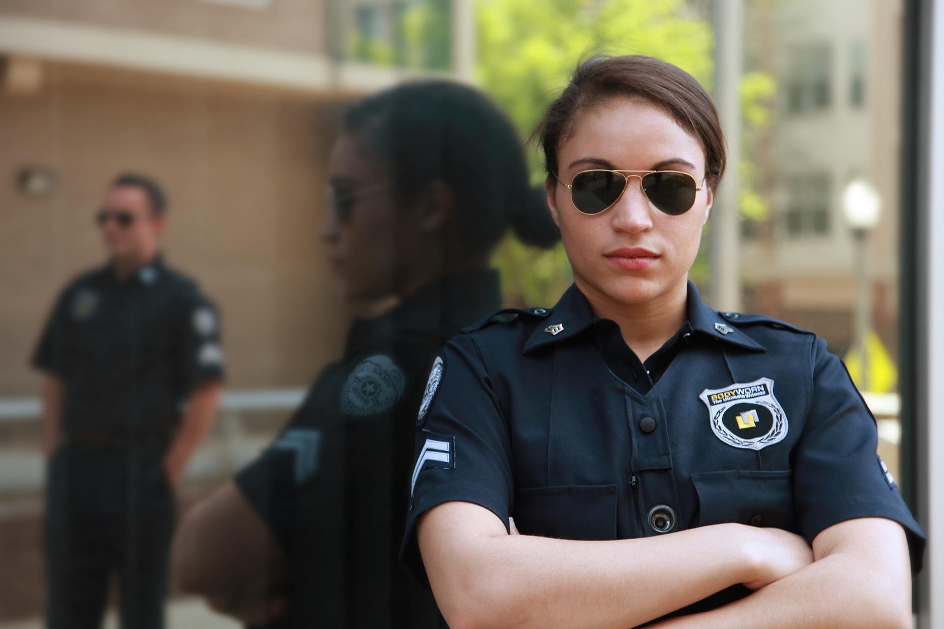 Polizisting mit Sonnenbrille und ernstem Blick