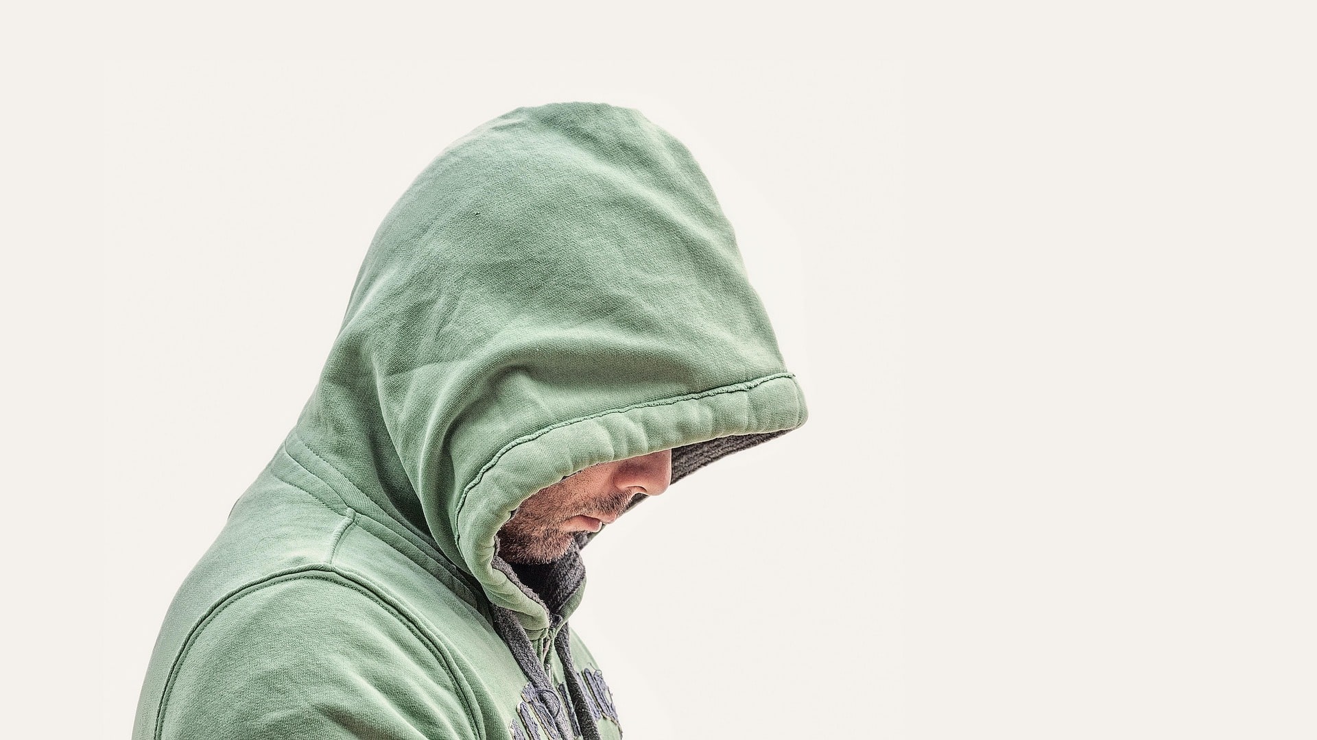 Mann mit Kapuzenpullover