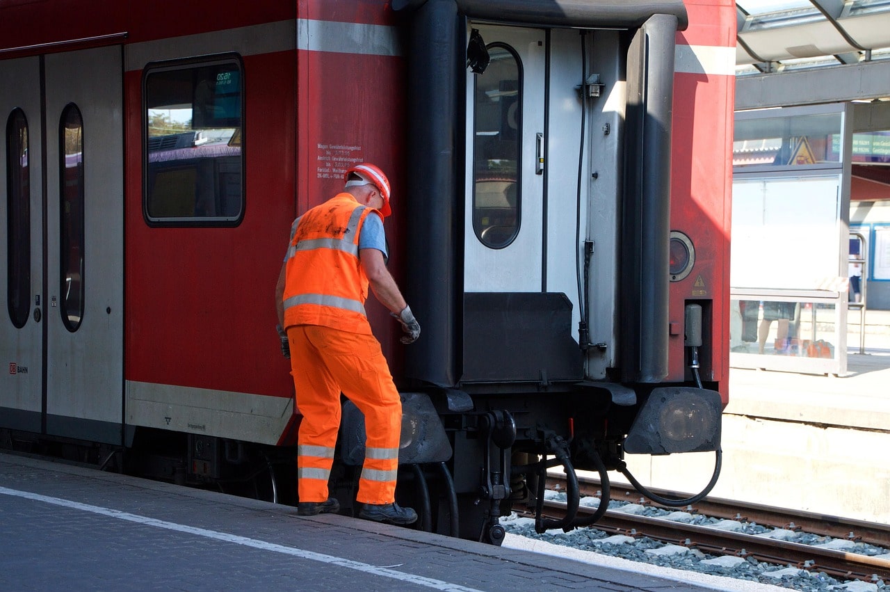 Bild von einem Bahnarbeiter an der Arbeit