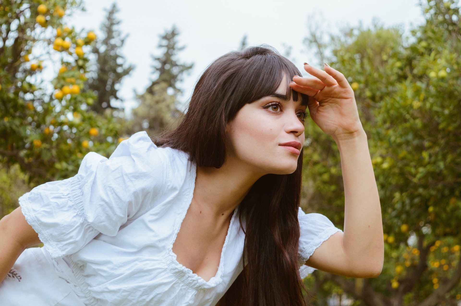 Junge Frau in der Natur, welche nach etwas Ausschau hält