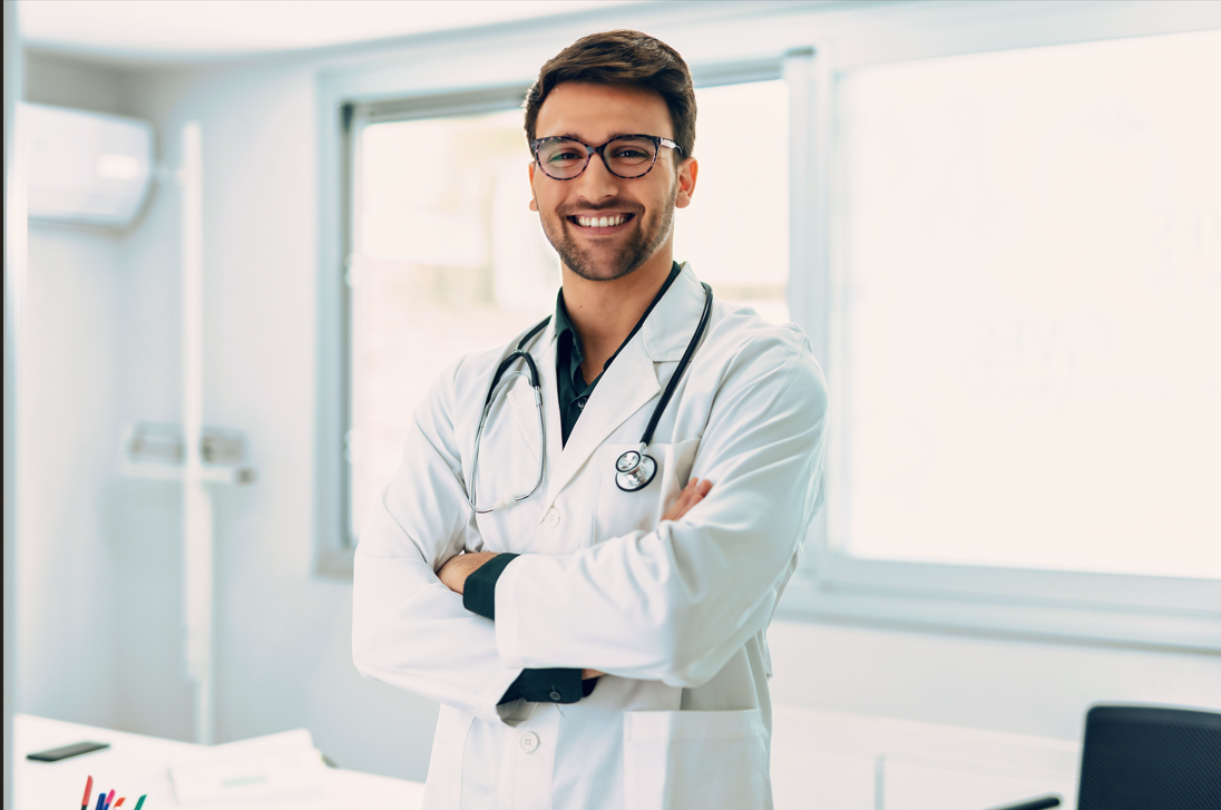 Foto von einem Doktor, welche die Hände verschränkt hat