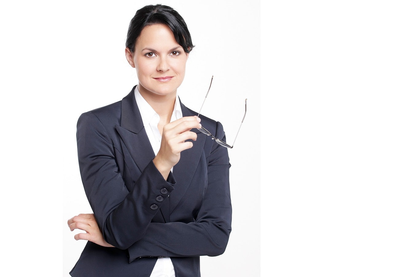 Jung Frau mit einer Brille in der Hand