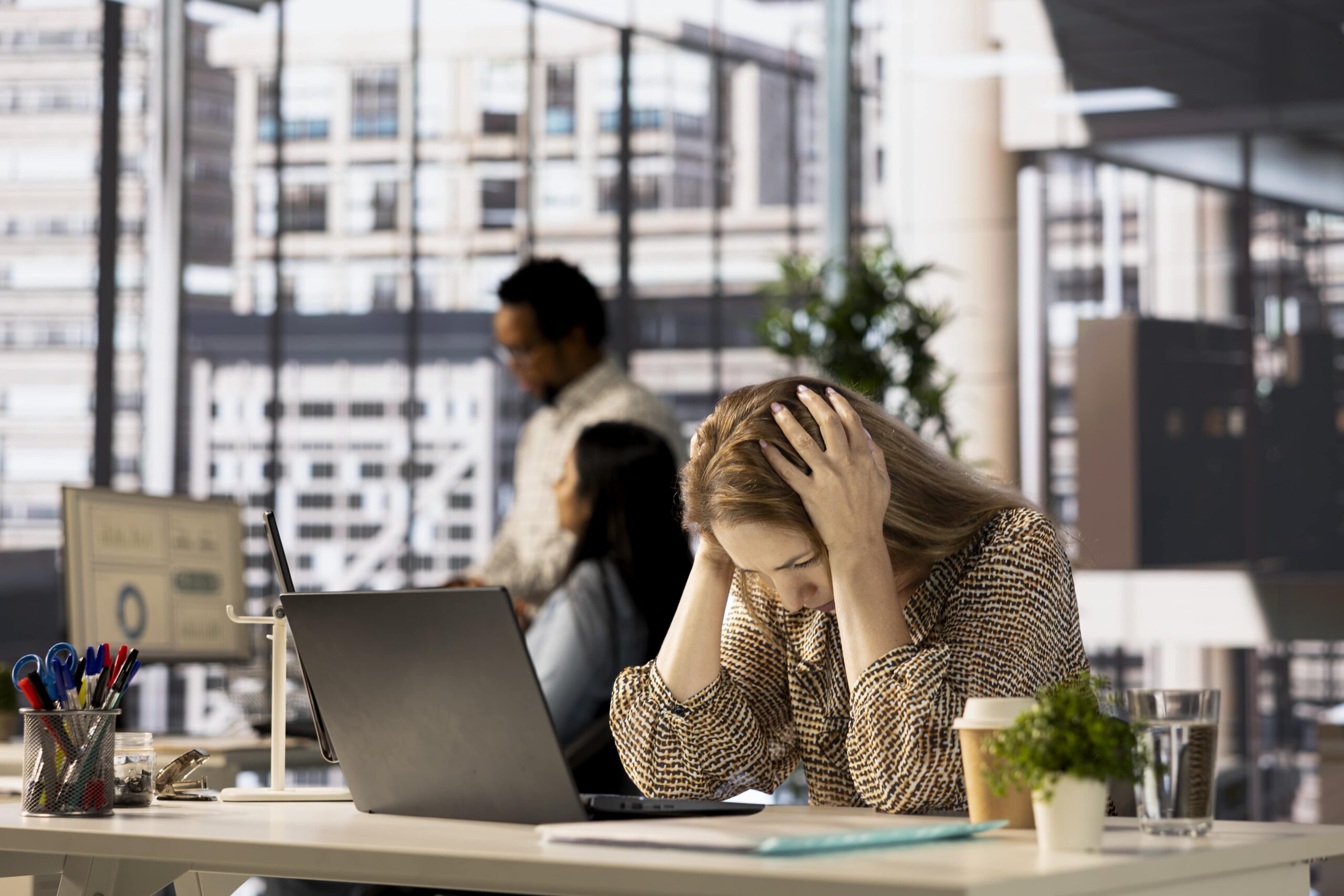 junge Frau vor dem Notebook, welche Burnout gefährdet ist