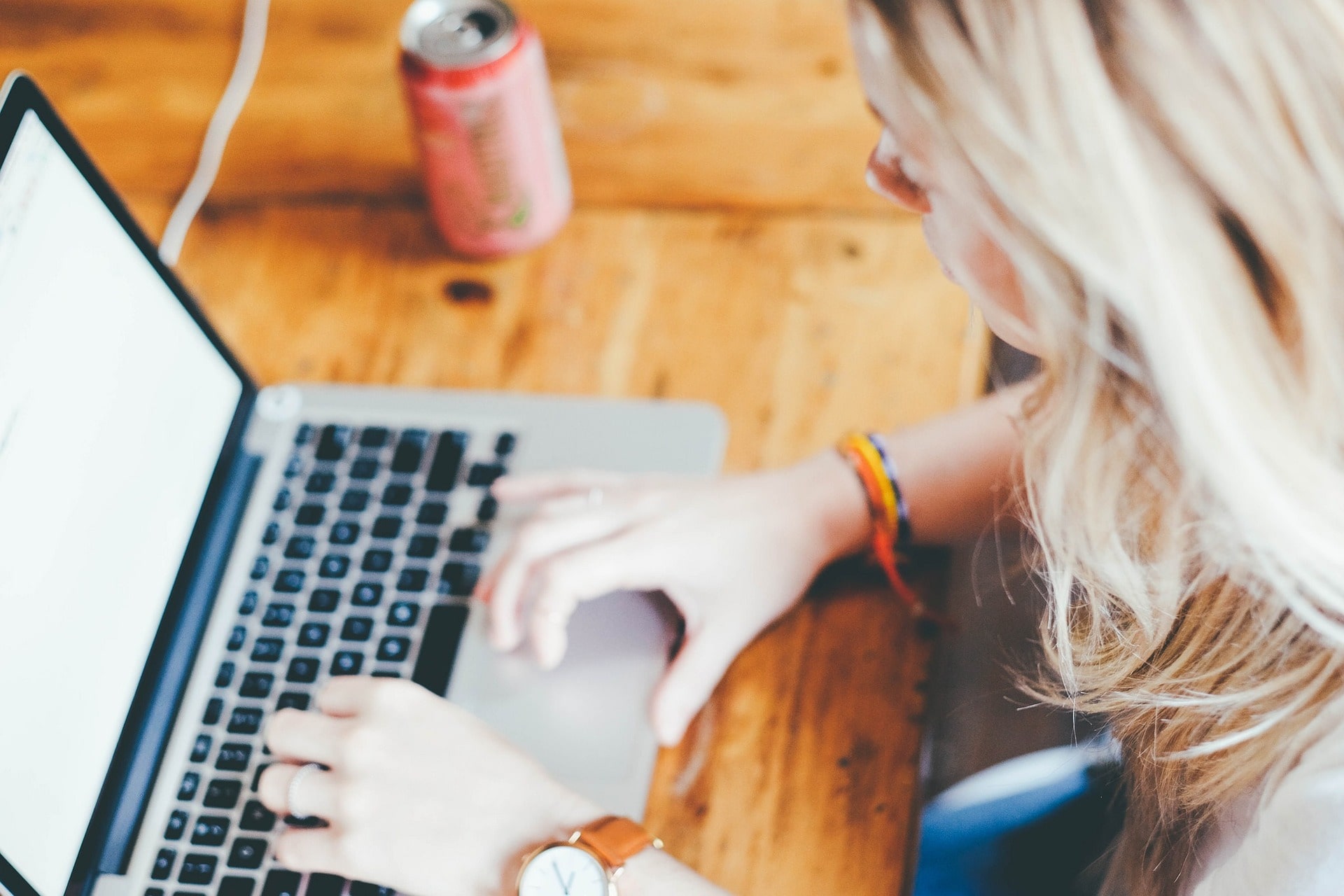 Frau arbeitet zu Hause am Laptop