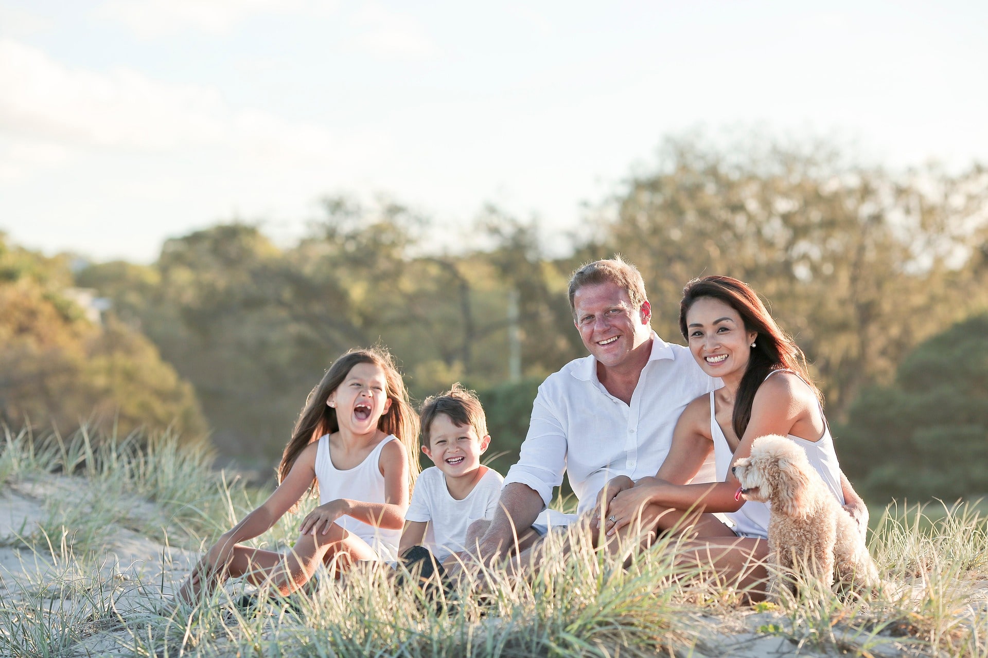 Foto von einer jungen Familie in der Natur