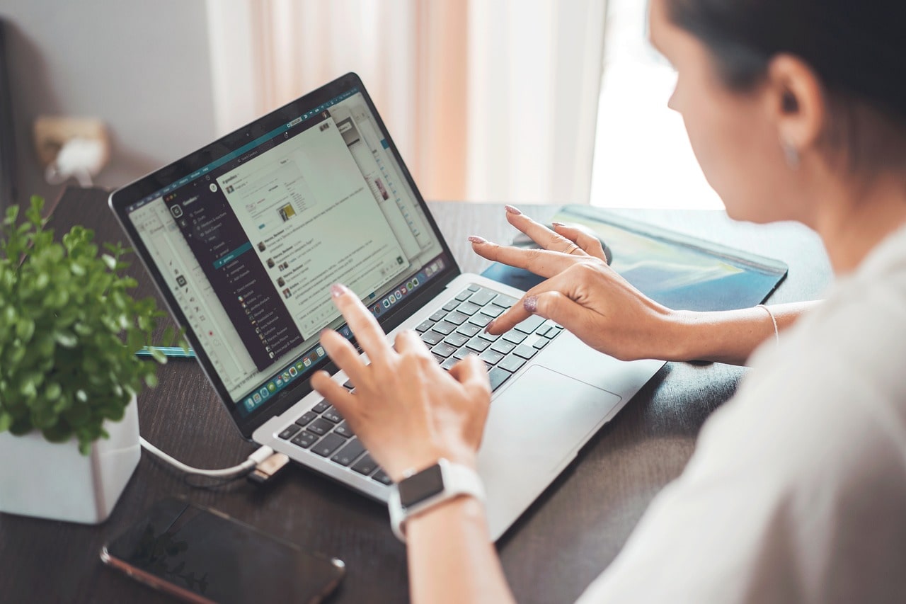 Junge Frau arbeitet im Homeoffice