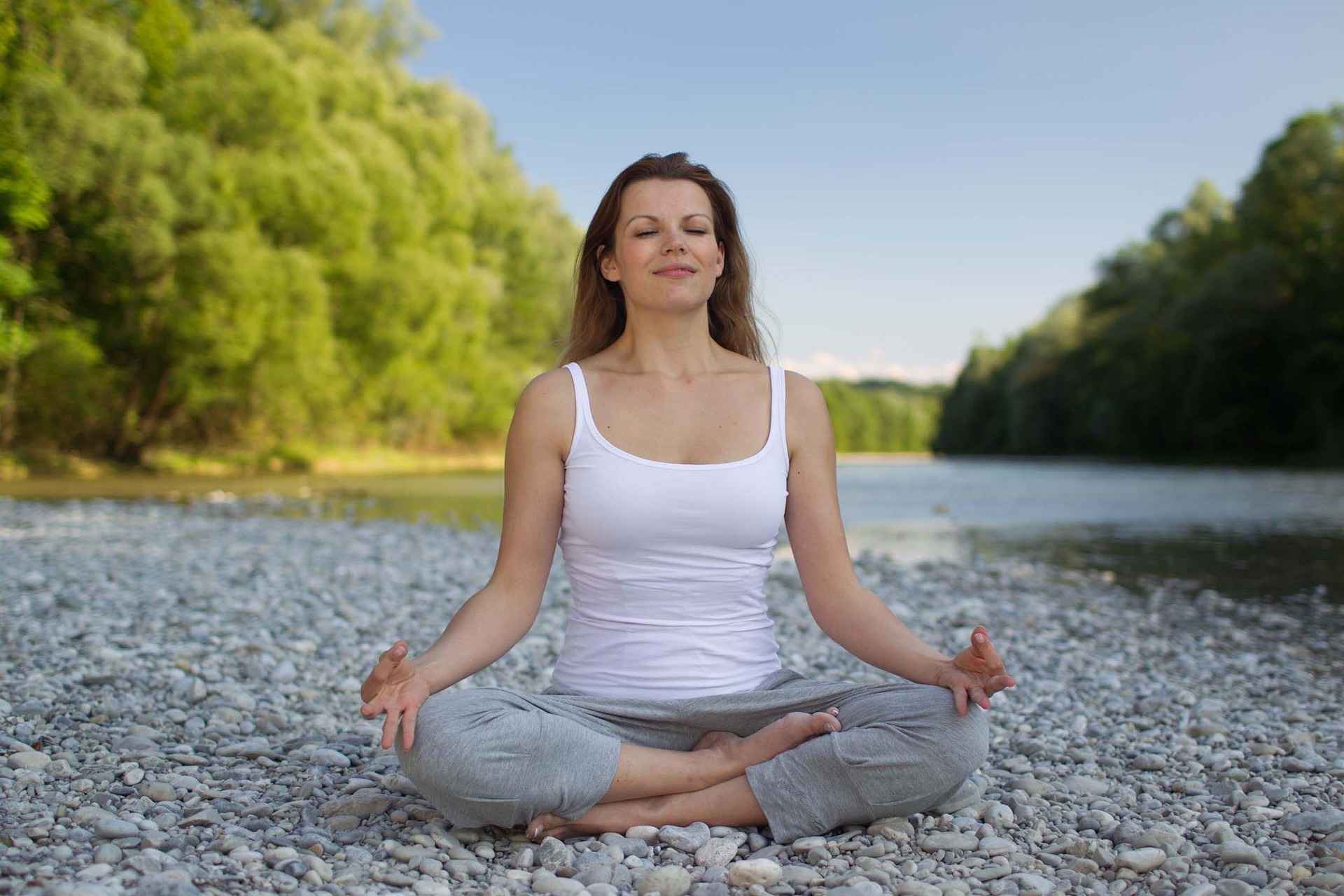 Foto einer Frau, welche meditiert